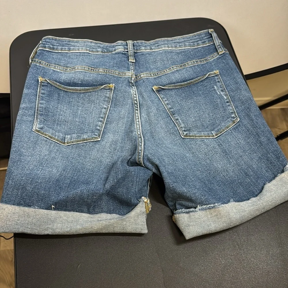 Universal Threads Cut off shorts. Size 14/32R. Stretchy material.